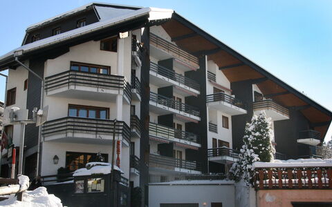 Villars 765: Sky, Building, Property, Snow, Window, Urban Design, Freezing, Condominium, Residential Area, Facade
