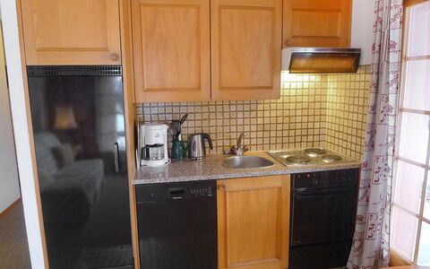 Le Brévent 4: Countertop, Cabinetry, Room, Property, Kitchen, Furniture, Tile, Cupboard, House, Wood Stain