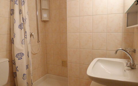 Villars 784: Bathroom, Property, Tile, Room, Wall, Tap, Plumbing Fixture, Shower Curtain, Interior Design, Bathroom Accessory