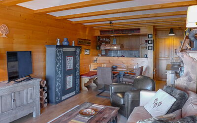 Grand Hôtel A10 800.4: Property, Furniture, Picture Frame, Table, Couch, Wood, Interior Design, Living Room, Cabinetry, Floor