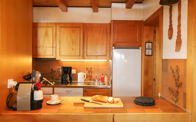 Grand Hôtel A18 800.3: Food, Property, Cabinetry, Tableware, Countertop, Wood, Kitchen, Interior Design, Home Appliance, Kitchen Appliance