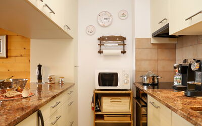 Grand Hôtel B47 800.5: Cabinetry, Property, Countertop, Kitchen Stove, Kitchen Appliance, Kitchen, Wood, Home Appliance, Drawer, Lighting