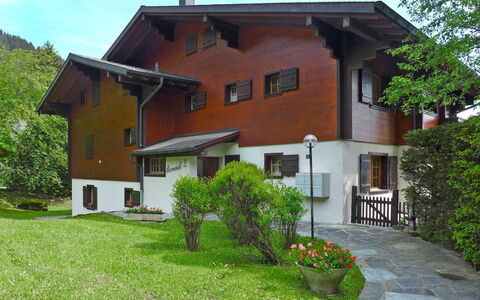 Villars 850: Plant, Building, Property, Window, Sky, Tree, House, Land Lot, Grass, Cottage