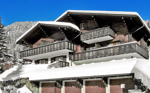 Villars 850: Sky, Building, Property, Window, Snow, House, Slope, Tree, Facade, Roof