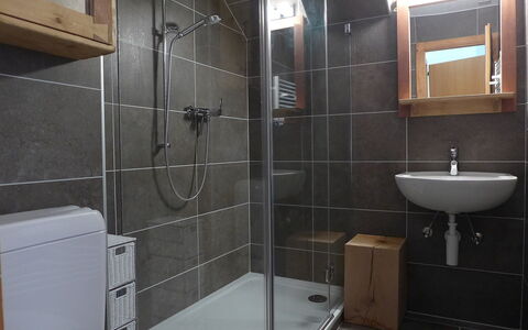 Villars 850: Bathroom, Property, Room, Tile, Plumbing Fixture, Tap, Shower Door, Door, Architecture, Floor