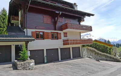 Villars 920: Property, House, Building, Architecture, Real Estate, Home, Facade, Residential Area, Tree, Villa
