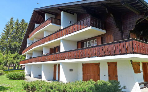Villars 995: Plant, Building, Property, Window, Sky, House, Residential Area, Cottage, Tree