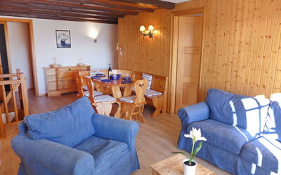 Le Mont Blanc 2 995.2: Room, Living Room, Furniture, Property, Interior Design, Building, Real Estate, Table, Wall, House