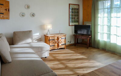 Le Mont Blanc 8 995.1: Property, Furniture, Window, Picture Frame, Comfort, Wood, Window Blind, Interior Design, Shade, Living Room
