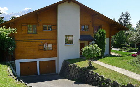 Le Geteillon 4: Plant, Sky, Window, Building, Tree, Cloud, Land Lot, Cottage, Door, House