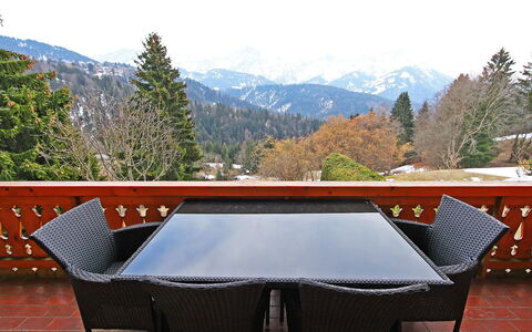 Le Geteillon 4: Property, Table, Furniture, House, Outdoor Furniture, Mountain, Room, Real Estate, Sky, Building