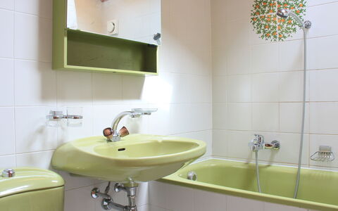 Le Geteillon 4: Tap, Mirror, Plumbing Fixture, Bathroom Sink, Sink, Property, Bathroom, Purple, Interior Design, Architecture