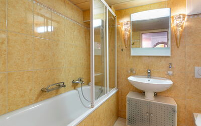 Accommodation:&nbsp;Tasman S12 2 100.47