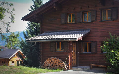 L'Alpage: Plant, Building, Window, Sky, Tree, Wood, House, Cloud, Cottage, Siding