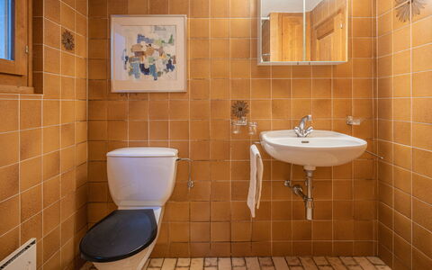 Dunes et Bois: Brown, Mirror, Sink, Property, Plumbing Fixture, Bathroom Sink, Tap, Purple, Bathroom, Interior Design
