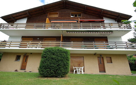Châtillon C 16: Sky, Building, Plant, Window, House, Land Lot, Wood, Tree, Grass, Cottage