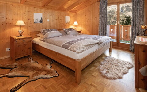 Ecureuil Noir: Wood, Interior Design, Furniture, Home, Bedroom, Bed, Hardwood, Wood Stain, Ceiling, Wood Flooring