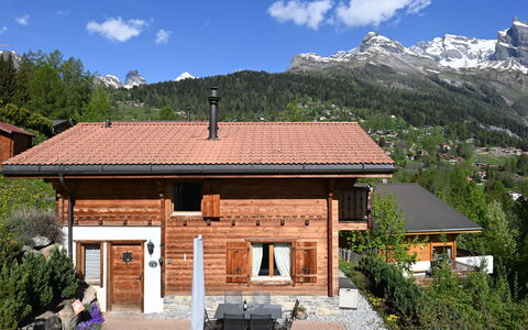 Ecureuil Noir: Cloud, Sky, Property, Building, Mountain, Plant, Window, Natural Landscape, Wood, Tree