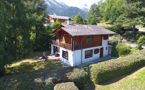 Frênes: Plant, Building, Sky, Window, Tree, House, Mountain, Cloud, Land Lot, Cottage