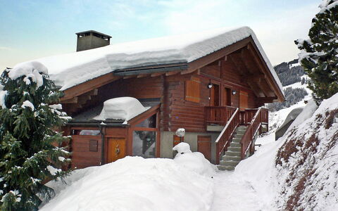 Pinot Gris Combles: Snow, Sky, Building, Property, Cloud, Window, House, Tree, Slope, Wood