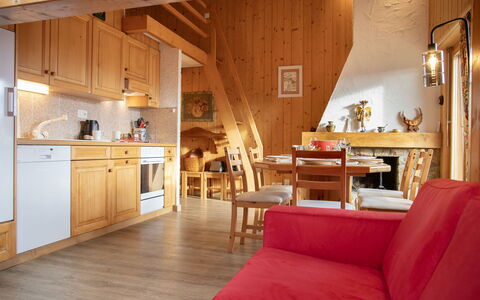 Pinot Gris Combles: Furniture, Wood, Interior Design, Room, Cottage, Hardwood, Ceiling, Chair, Wood Stain, Log Cabin