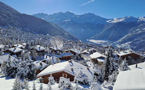 Pinot Gris Combles: Sky, Mountain, Snow, Cloud, Light, Nature, Building, Slope, House, World