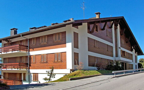 Mirador 186: Sky, Plant, Building, Window, Asphalt, Residential Area, Slope, Facade, Urban Design