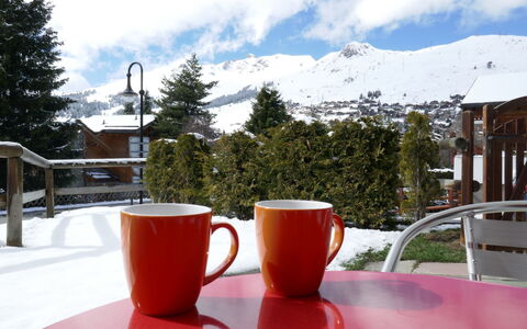Pigne 1: Cloud, Sky, Table, Tableware, Furniture, Snow, Plant, Drinkware, Nature, Dishware