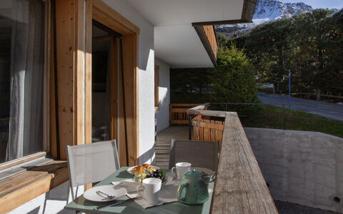 Stem 2: Wood, Wood Stain, Hardwood, Ceiling, Plywood, Daylighting, Chair, Balcony, Plank, Lumber