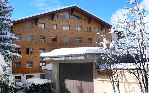 Mondzeu A258: Sky, Building, Snow, Property, Plant, Window, Tree, House, Architecture, Neighbourhood