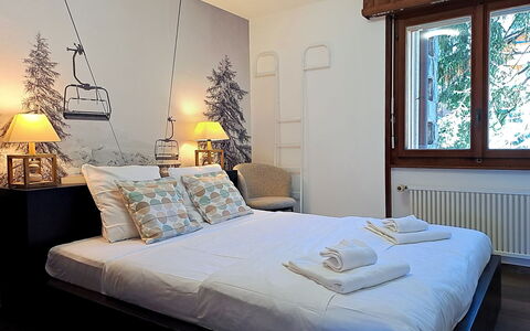 Mondzeu A258: Bed, Furniture, Interior Design, Bedding, Bedroom, Bed Sheet, Wall, Room, Flooring, Floor