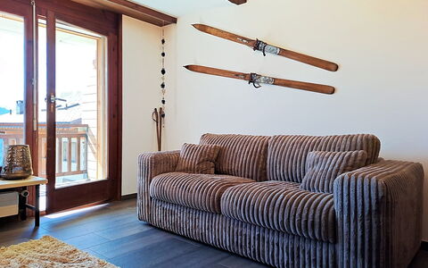 Mondzeu A258: Furniture, Couch, Wood, Living Room, Interior Design, Flooring, Floor, Room, Apartment