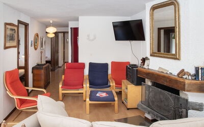 Galaxie 217 582.5: Furniture, Interior Design, Flooring, Wood, Ceiling, Floor, Room, Living Room, Couch, Lighting