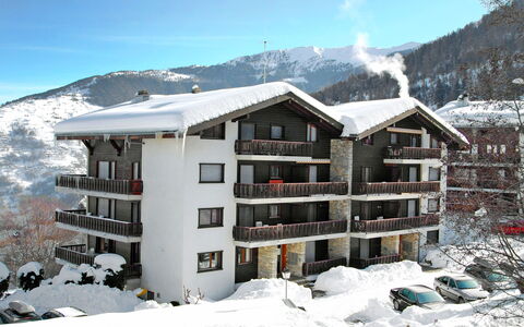 Arnica 16: Sky, Snow, Mountain, Property, Building, Slope, Window, Urban Design, House, Neighbourhood