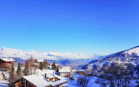 Arnica 16: Sky, Snow, Mountain, Building, Cloud, House, Slope, Tree, Window, Natural Landscape