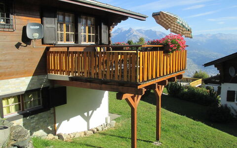 L'Alouette: Deck, Property, House, Balcony, Home, Real Estate, Handrail, Building, Porch, Baluster