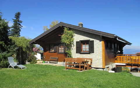 L'Alouette: House, Property, Home, Building, Cottage, Real Estate, Farmhouse, Roof, Sky, Log Cabin