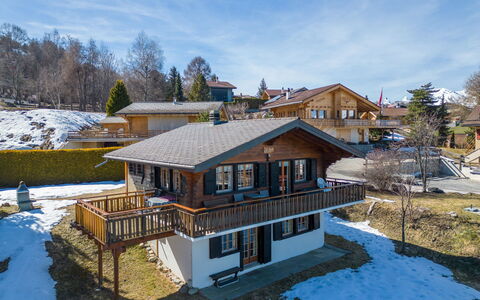 L'Alouette: Cloud, Sky, Snow, Building, Property, Plant, Window, Tree, House, Slope