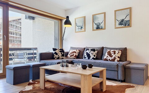 Mont-Rouge: Furniture, Interior Design, Flooring, Wood, Couch, Floor, Room, Living Room, Table, Apartment