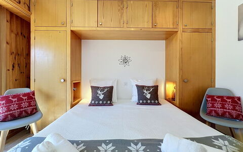 Mont-Rouge: Furniture, Interior Design, Bed, Floor, Bedroom, Flooring, Wall, Wood, Ceiling, Room