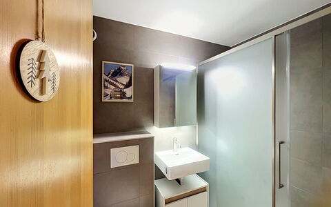 Mont-Rouge: Flooring, Interior Design, Wall, Floor, Plumbing Fixture, Wood, Ceiling, Lighting, Bathroom, Sink