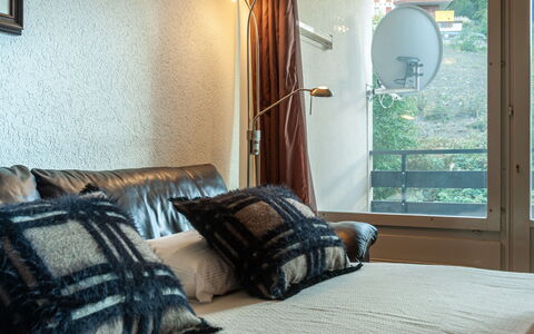 Montfort 10A: Property, Furniture, Comfort, Azure, Wood, Building, Textile, Interior Design, Bed Frame, Architecture