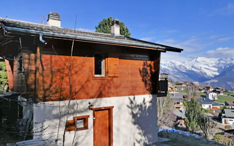 Mungg: Property, House, Sky, Building, Wall, Roof, Town, Neighbourhood, Facade, Architecture