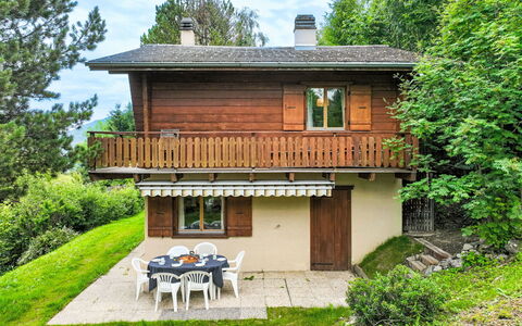 Mungg: Plant, Building, Property, Window, Green, Tree, Sky, Wood, Cloud, House