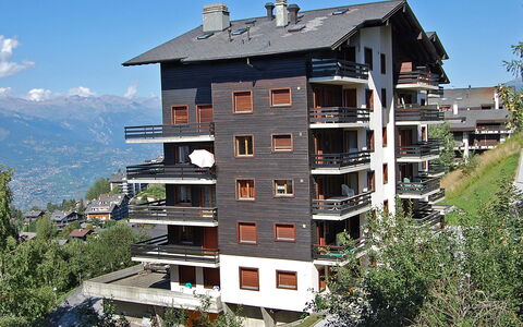 Foret E3: Sky, Building, Window, Cloud, Plant, Tree, House, Urban Design, Residential Area, Condominium