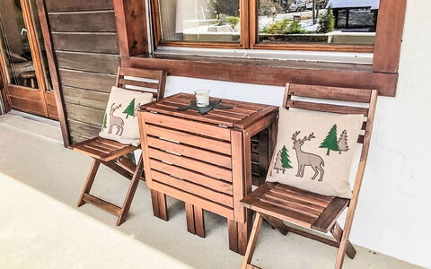 Grand Place 5: Property, Building, Window, Furniture, Plant, Wood, Table, Interior Design, Drawer, Chair
