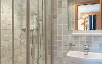 Les Chouettes 4 360.5: Mirror, Tap, Plumbing Fixture, Sink, Bathroom, Bathroom Sink, Shower Head, Shower, Plumbing