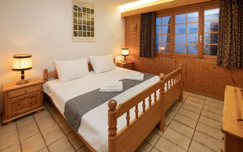 Dejo a Dzeu: Furniture, Wood, Floor, Interior Design, Flooring, Ceiling, Room, Bed, Bedroom, Apartment