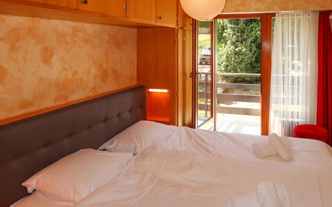 Nendaz 600: Furniture, Comfort, Building, Wood, Textile, Orange, Shade, Lighting, Interior Design, Floor