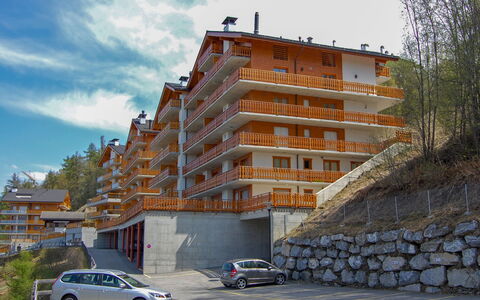 Nendaz 660: Wheel, Sky, Car, Building, Cloud, Property, Vehicle, Plant, Window